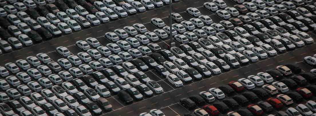Múltiples coches aparcados en un parking