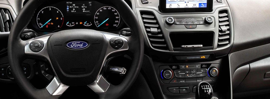 Ford Tourneo Connect 2018: ayuda a la conducción Cuadro de mandos del Ford Tourneo Connect 2018 con pantalla táctil de conectividad táctil y vocal.