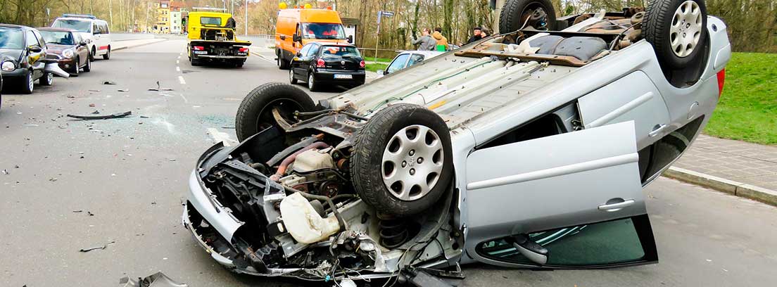 Coche volcado tras sufrir un accidente