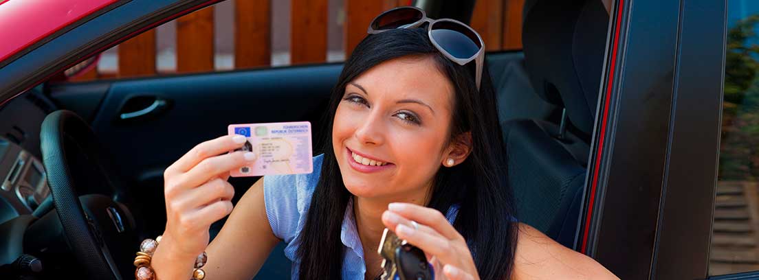 Mujer mostrando su carnet de conducir