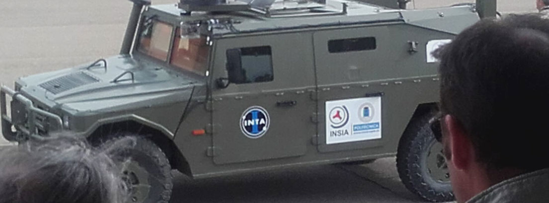 Coche todo terreno verde militar con cámara en el techo