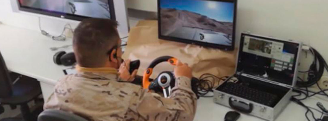 Hombre con ropa militar sentado en mesa con volante en las manos