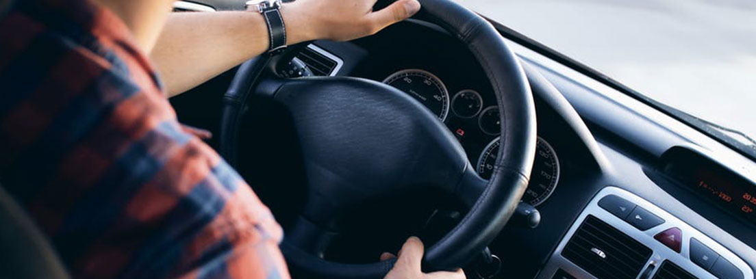 Persona con las manos en volante