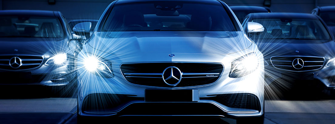 Coche con las luces encendidas de noche
