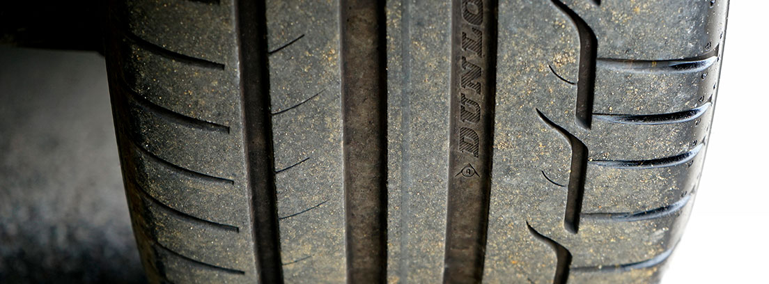 Primer plano de un neumático de coche