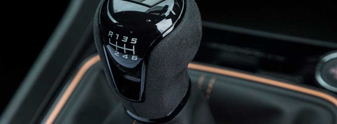 Detalle de la palanca de cambios del Seat Cupra R 2018