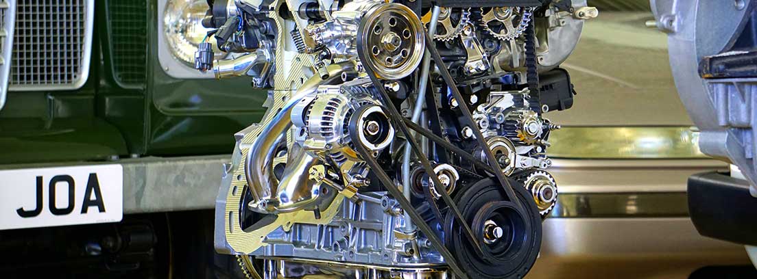 Motor con cadenas de distribución y engranajes a la vista sobre una plataforma