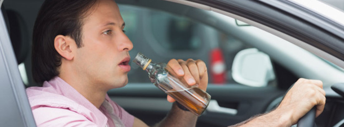 La utilización de inhibidores de radar con lleva una de las multas más caras en España Un hombre bebe mientras conduce