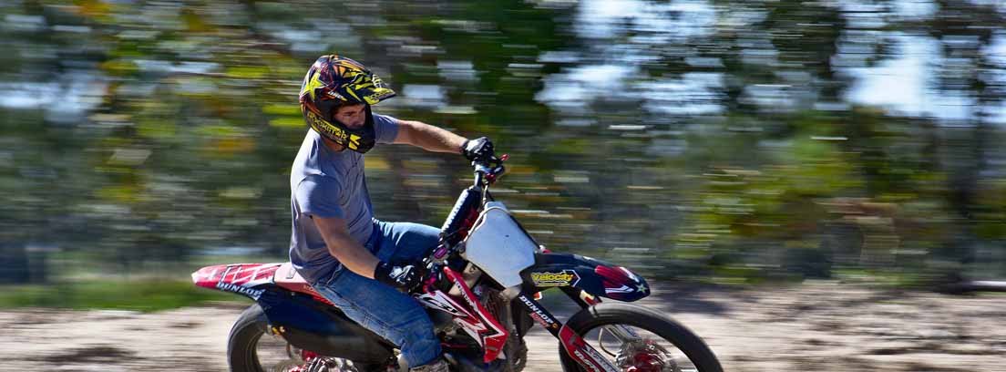 El casco y los guantes son elementos de seguridad pasiva Motorista equipado con casco y guantes