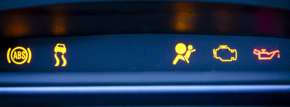 Operación salida en la actualidad Panel de un coche en el que se muestran iluminados los signos de sistemas de seguridad activo