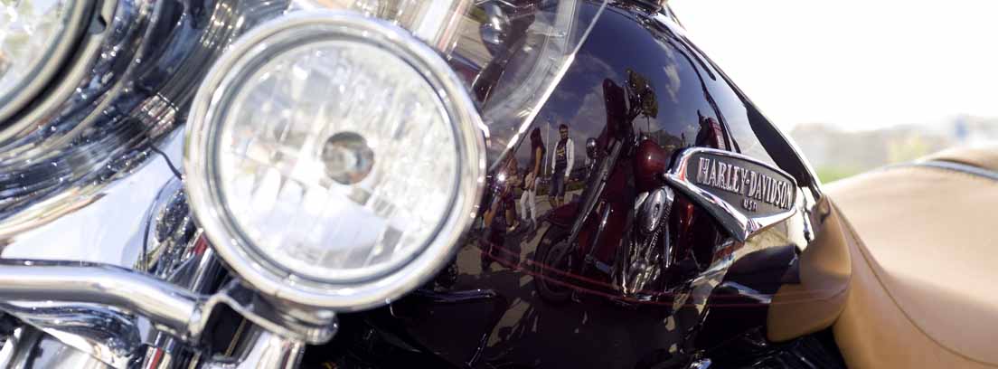 Primer plano de un faro y un intermitente de moto