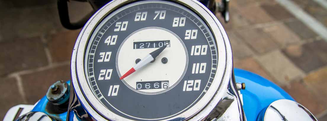 Reloj de una moto con las velocidades