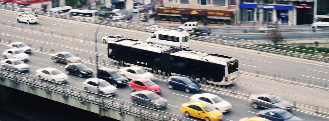 Carretera de varios carriles para cada sentido por el que circulan coches