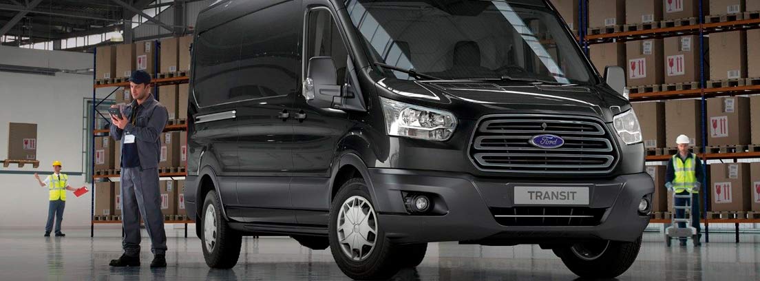Trabajadores con chaleco y casco junto a un furgón Ford Transit