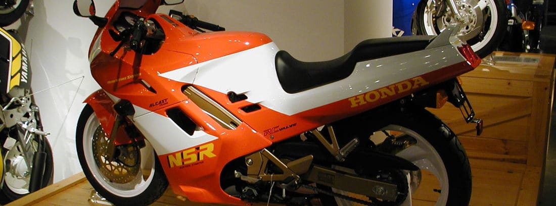 Moto de dos tiempos Honda NSR 125 de perfil