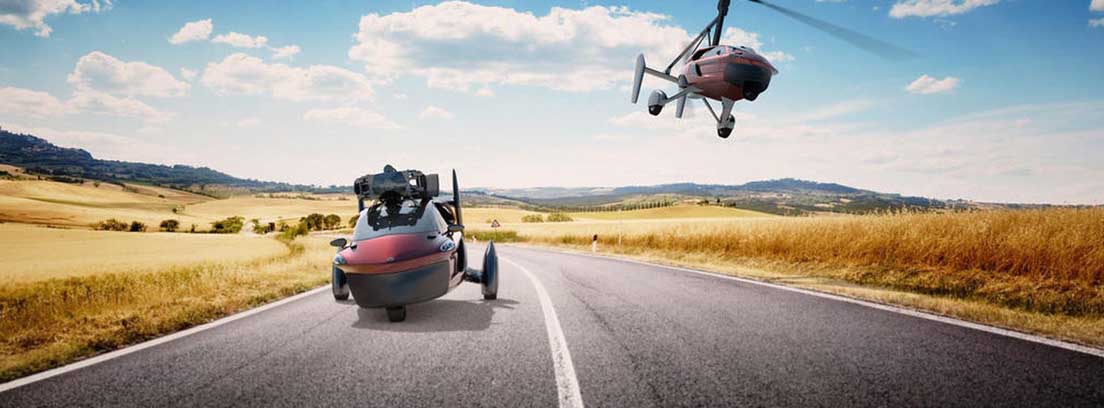 Dos unidades del coche volador circulando en carretera y en el aire
