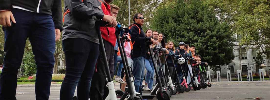 Diferentes personas en línea sobre su patinete eléctrico Xiaomi.