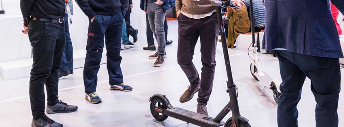Xiaomi Mi Scooter junto a diferentes personas