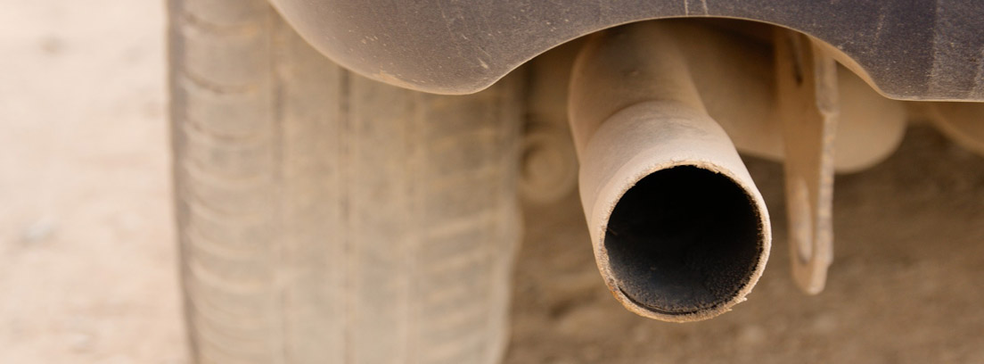 tubo de escape de un coche