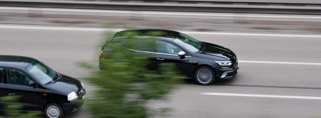 Coche sobrepasando a otro por la izquierda en una situación en la que no se puede adelantar por la derecha