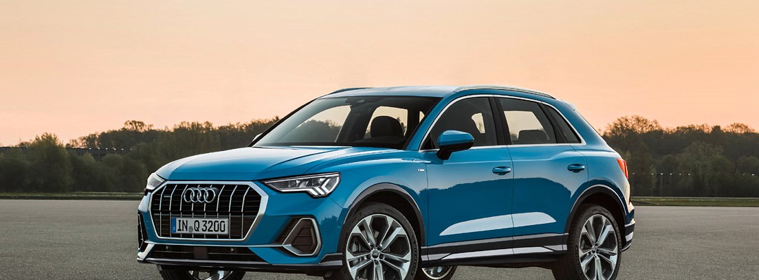 Nuevo audi Q3 azul estacionado al aire libre