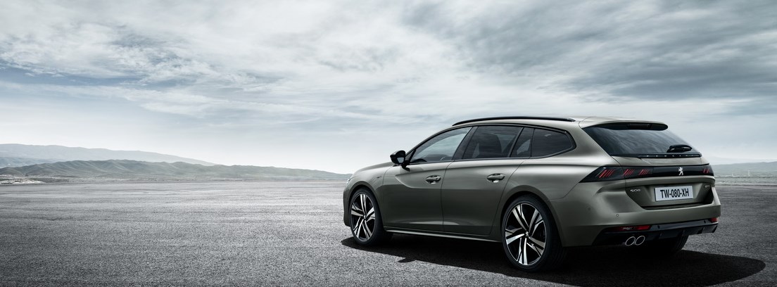 Peugeot 508 SW plata parado sobre asfalto