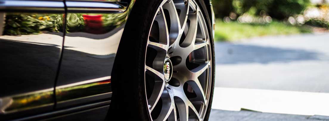 Rueda de coche negro
