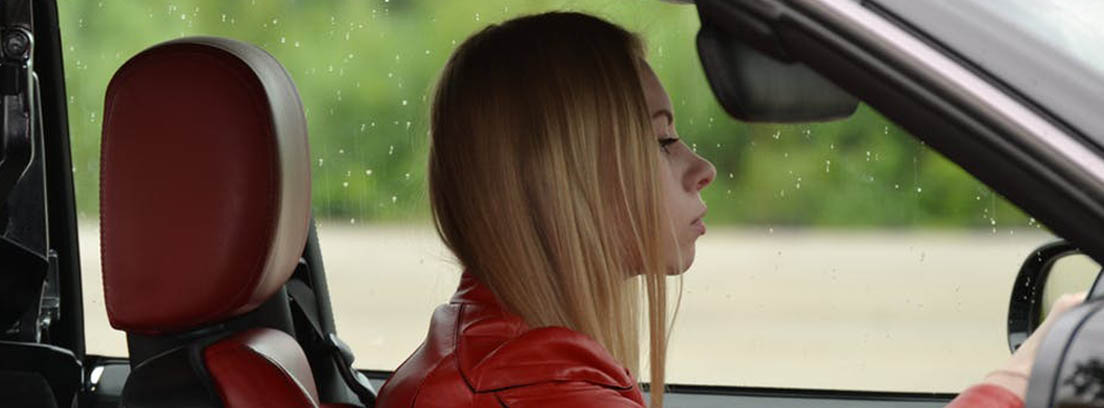Mujer al volante de coche