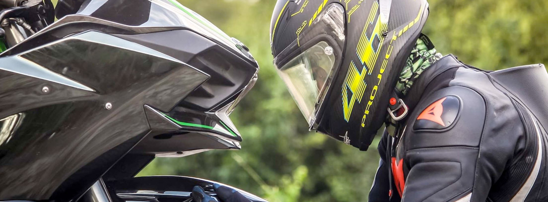 Casco integral o modular ¿Cuál me compro? - canalMOTOR Piloto con casco integral frente a su moto