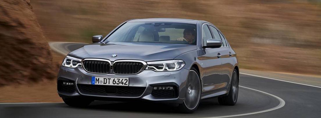 El BMW Serie 5 berlina circulando por la carretera con curvas haciendo uso de los sistemas de ayuda a la conducción