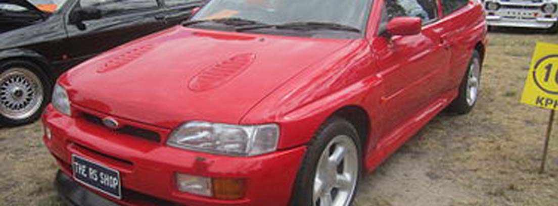 Ford Escort RS Cosworth en color rojo que es uno de los mejores coches de los 90