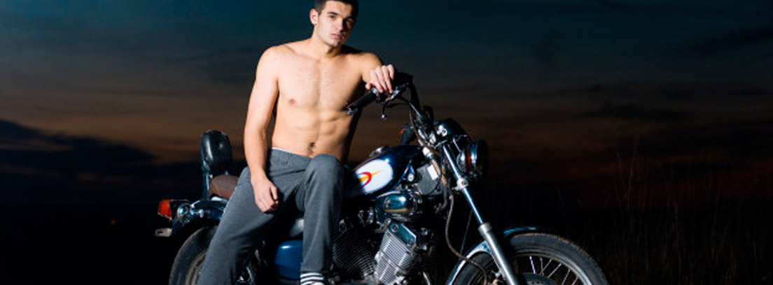 ¿Se puede conducir sin camiseta? - canalMOTOR chico sin camiseta posando junto a una moto