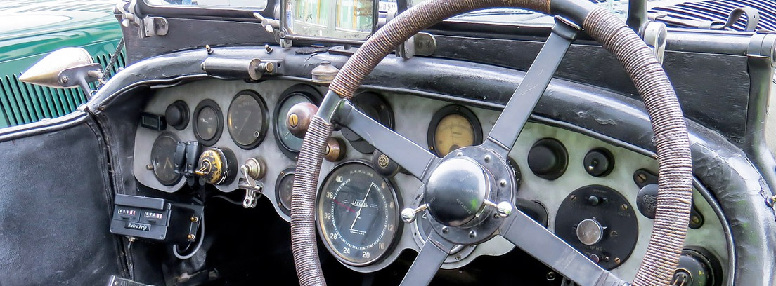 ¿Guantes de conducir en el coche? - canalMOTOR guantes de conducir colgados del volante de un coche antiguo
