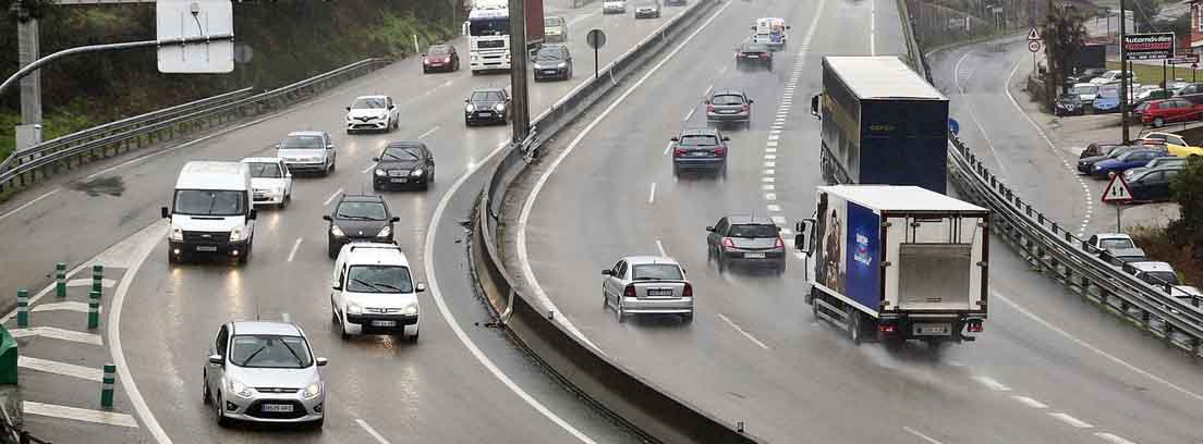 Autovía con vehículos