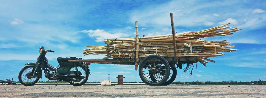 motocicleta con un remolque de grandes dimensiones
