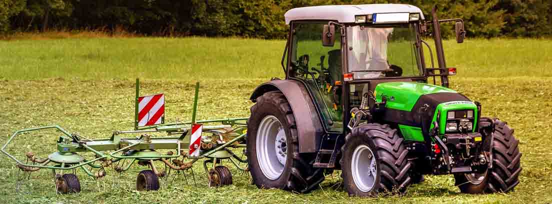 tractor con podadora en la parte posterior