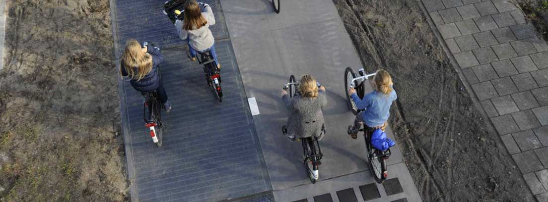 Bicicletas circulando sobre carretera solar