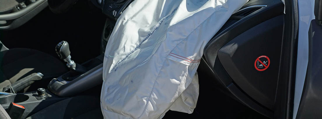 Airbags frontales delanteros desplegados dentro de un coche