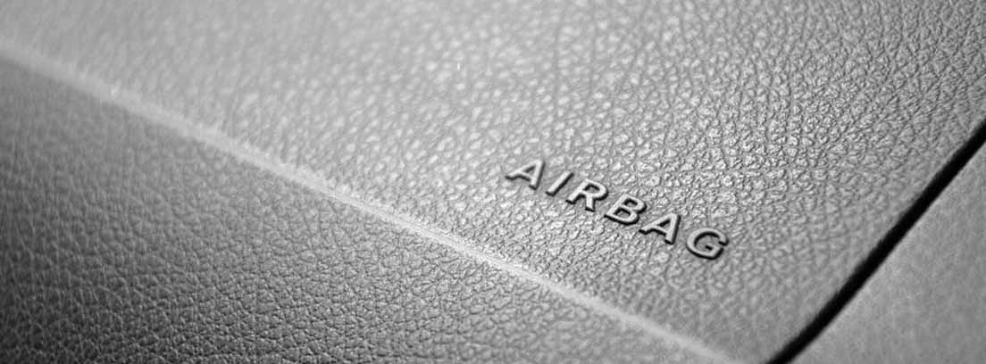 Palabra airbag sobre el salpicadero negro de vehículo