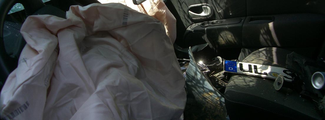 Airbag fuera de volante de coche siniestrado