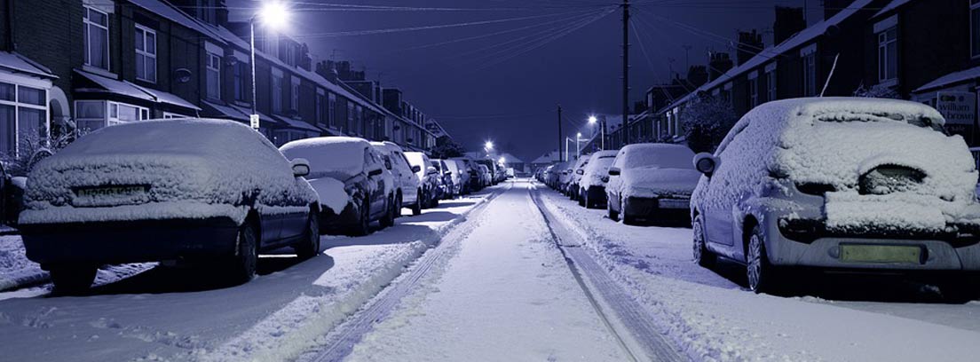 Cambios de temperatura en el coche - canalMOTOR varios coches aparcados con nieve sobre ellos