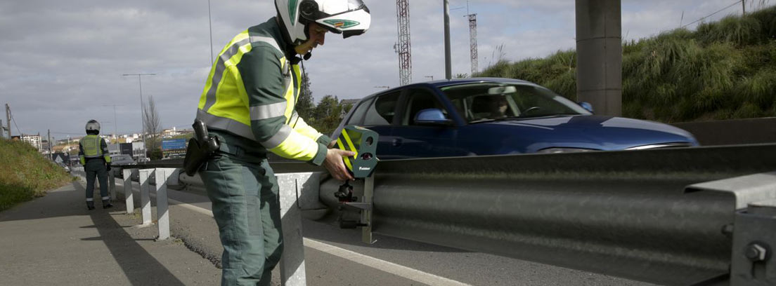 Agente de la guardia civil colocando velolaser