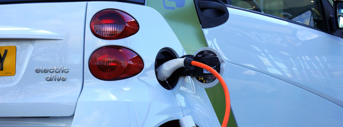 Coche eléctrico en un punto de carga - canalMOTOR Coche eléctrico enchufado en un punto de carga