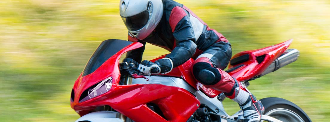 piloto conduciendo una moto de competición roja
