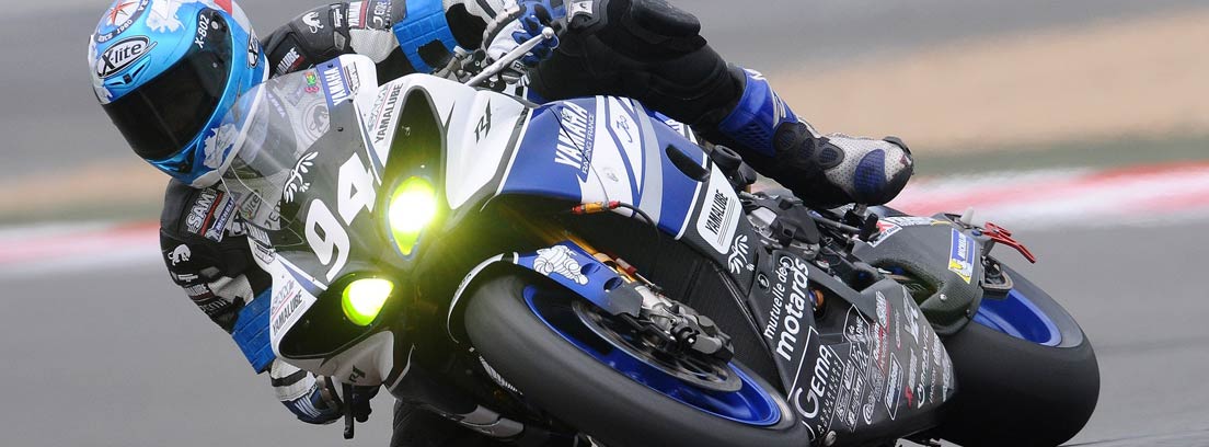 Moto deportiva con piloto en competición