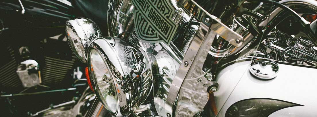Vista delantera de una moto Harley Davidson