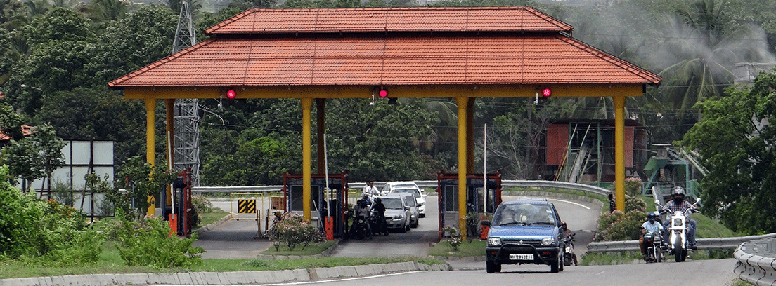 Peajes más caros para coches contaminantes - canalMOTOR Zona de peaje con coches y motos detenidas
