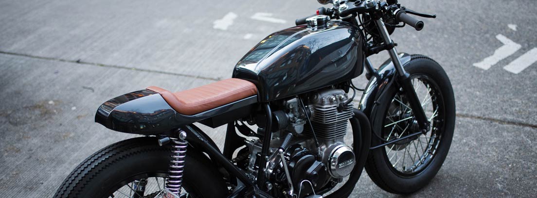 Черный винтажный мотоцикл без обтекателя