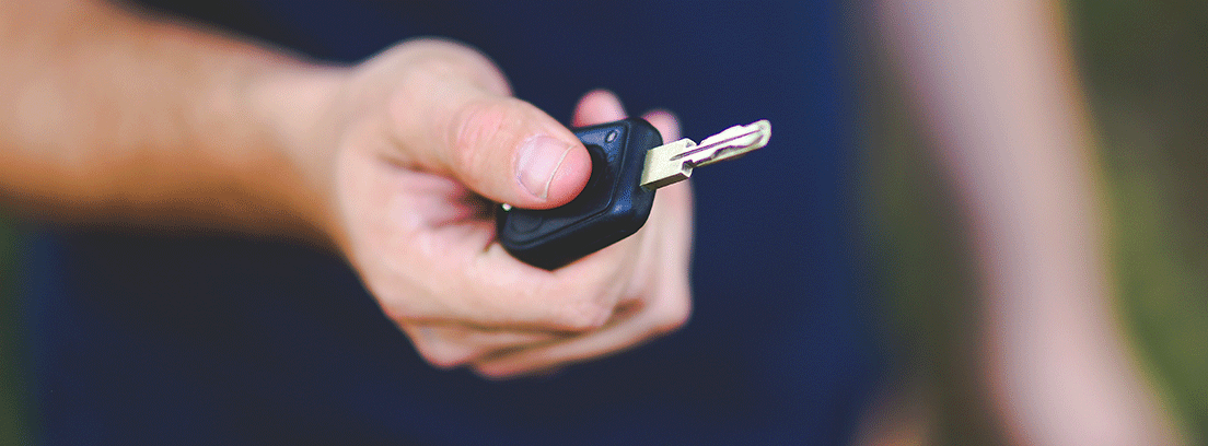 Aumento del renting - canalMOTOR Mano con llave de coche como metáfora del aumento del renting en 2018