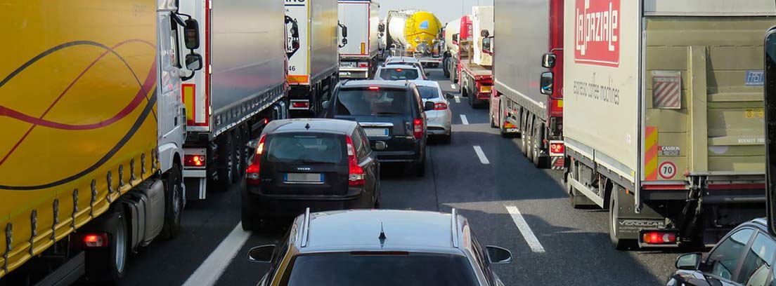 Coches y camiones en un atasco
